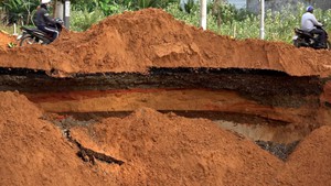 Cát đỏ công trình trôi như thác lũ, đường ven biển sạt lở nghiêm trọng