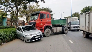 Xe chở thai phụ đi sinh bị đầu kéo húc văng vào dải phân cách