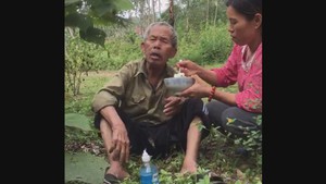 Cảm động hai mẹ con mang cơm nước cho cụ ông đi lạc trên núi