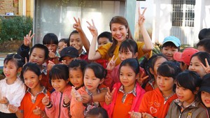 Trẻ em vùng sâu háo hức mong ăn phở trước giờ G