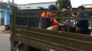 Khống chế người đàn ông la hét, cầm dao kề cổ cố thủ nhiều giờ liền