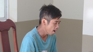 Giả thuê phòng nghỉ, cướp điện thoại trên tay cháu bé 5 tuổi