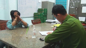 Bắt quả tang tài xế xe tải đường dài sử dụng ma túy