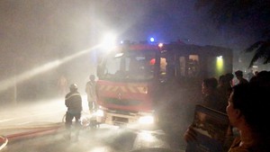 Cảnh sát trắng đêm dập lửa tại một nhà xưởng tại quận Thủ Đức