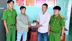 Anh thợ mộc nhặt 38 triệu đồng, mang đến công an nhờ tìm người trả lại