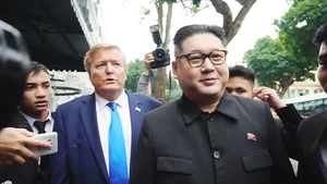 Hai ông Trump và Kim 'giả' đã bắt tay nhau tại Hà Nội