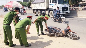 Ô tô chở gỗ dăm tông xe máy, nam sinh viên tử vong