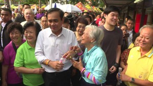 Thủ tướng Thái vi hành công viên, nhảy với người dân