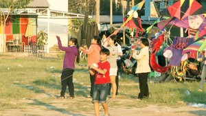 Mùa thả diều – “đẹp mà không đẹp”