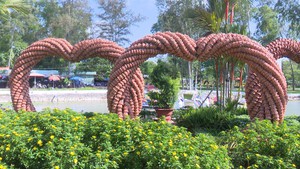 Độc đáo những trái tim được kết lại từ hàng ngàn chậu hoa bằng đất nung