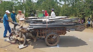 Tông vào xe lôi chở đầy tôn, một người chết thảm