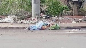 Một phụ nữ chết bất thường bên vệ đường