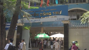 Giáo viên tố cáo việc nâng điểm hàng loạt môn cho học sinh lớp 12 ở TP.HCM