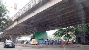 Người dân chiếm dụng gầm cầu vượt kinh doanh, gây mất an toàn giao thông