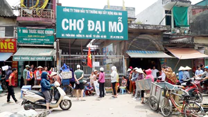 Khóa cổng chợ vì chưa thống nhất giá thuê