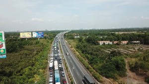 “Biển” xe trên cao tốc trong cái nắng gay gắt