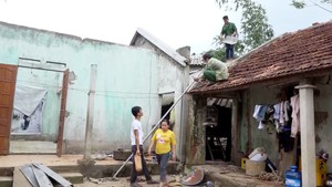 Lốc xoáy làm sập, tốc mái hàng chục nhà dân ở Thanh Hóa