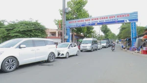 Phà kẹt cứng, người dân về quê chơi lễ mòn mỏi chờ
