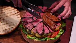Chiếc bánh hamburger dát vàng giá 21 triệu đồng ở nhà hàng Nhật Bản