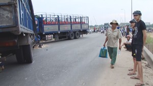 Ô tô chở gỗ tông xe tải chở gas trên quốc lộ 1, giao thông ùn tắc