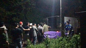 Người đàn ông chết trong nghĩa trang, bên cạnh có con dao