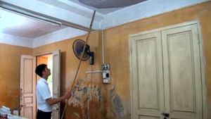 Thầy trò chọc vữa trần nhà trước khi vào học