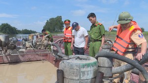 Tạm giữ 2 sà lan hút cát trên sông La