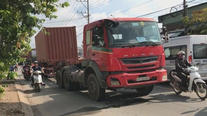Xe container chạy lạng lách trên đường, cán chết người đi xe máy