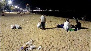Sau kỳ nghỉ lễ, bãi biển Nha Trang ngổn ngang rác thải
