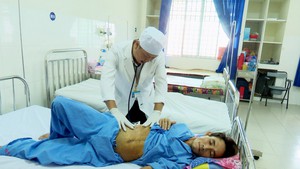 Say rượu, ngủ quên, nuốt tăm xỉa răng và suýt mất mạng
