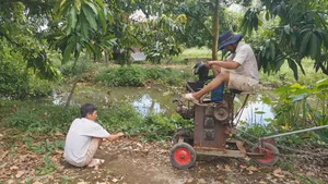 Anh nông dân chế máy tời cây từ động cơ xe máy