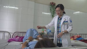 Cắt thành công khối u nặng 6,9 kg dính chặt ổ bụng