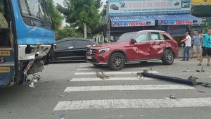 Xe khách va chạm ô tô, cả gia đình may mắn thoát nạn
