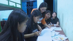 Thầy cô giáo vùng cao ôn tập ban đêm cho trò trước ngày thi