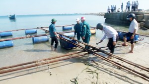 Người nuôi hải sản gặp khó trong việc tháo dỡ lồng bè