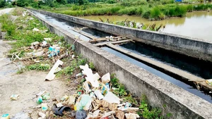 Kênh dẫn nước bị biến thành kênh dẫn... rác