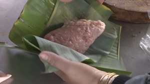 Đi chợ sử dụng lá chuối, nói không với túi ni lông