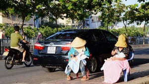 Những sai lầm từ việc tắm nắng cho trẻ lúc sáng sớm