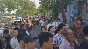 Tin nóng 24h: Xếp hàng dài gần 500m từ 1 giờ sáng để đăng ký tiêm vắc xin