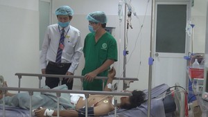 Huy động hàng chục bác sĩ cứu nam công nhân bị sắt rơi trúng bụng