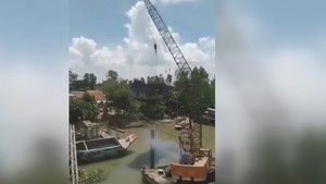 Cần cẩu bị gãy đôi khi đang khắc phục sự cố cầu Tân Nghĩa