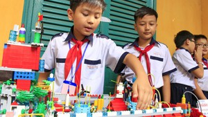 Nhóm học sinh lớp 4 đạt giải nhất cuộc thi sáng tạo
