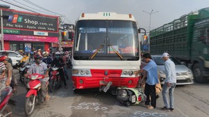 Xe đưa đón công nhân cuốn 2 xe máy vào gầm