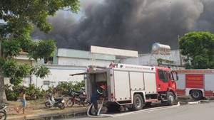 Cháy lớn tại nhà máy trong Khu công nghiệp Sóng Thần 2