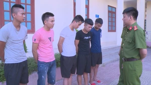 Tạm giữ hình sự 5 nghi phạm ném đá vào xe khách trên quốc lộ 1A