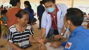 Đoàn bác sĩ TP.HCM khám chữa bệnh cho hàng ngàn người dân tại Lào