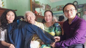 Góc nhìn trưa nay | Gặp gỡ người nặng lòng với công tác sưu tầm áo dài quý, hiếm