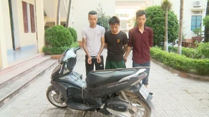 Tạm giam 3 bị can chuyên trộm cắp cửa sắt ở các khu nghĩa trang