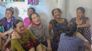 Nghệ An: Người thân ngóng tin 9 thuyền viên mất tích trên biển