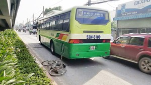 Va chạm với xe buýt, nữ công nhân bị cán nát tay